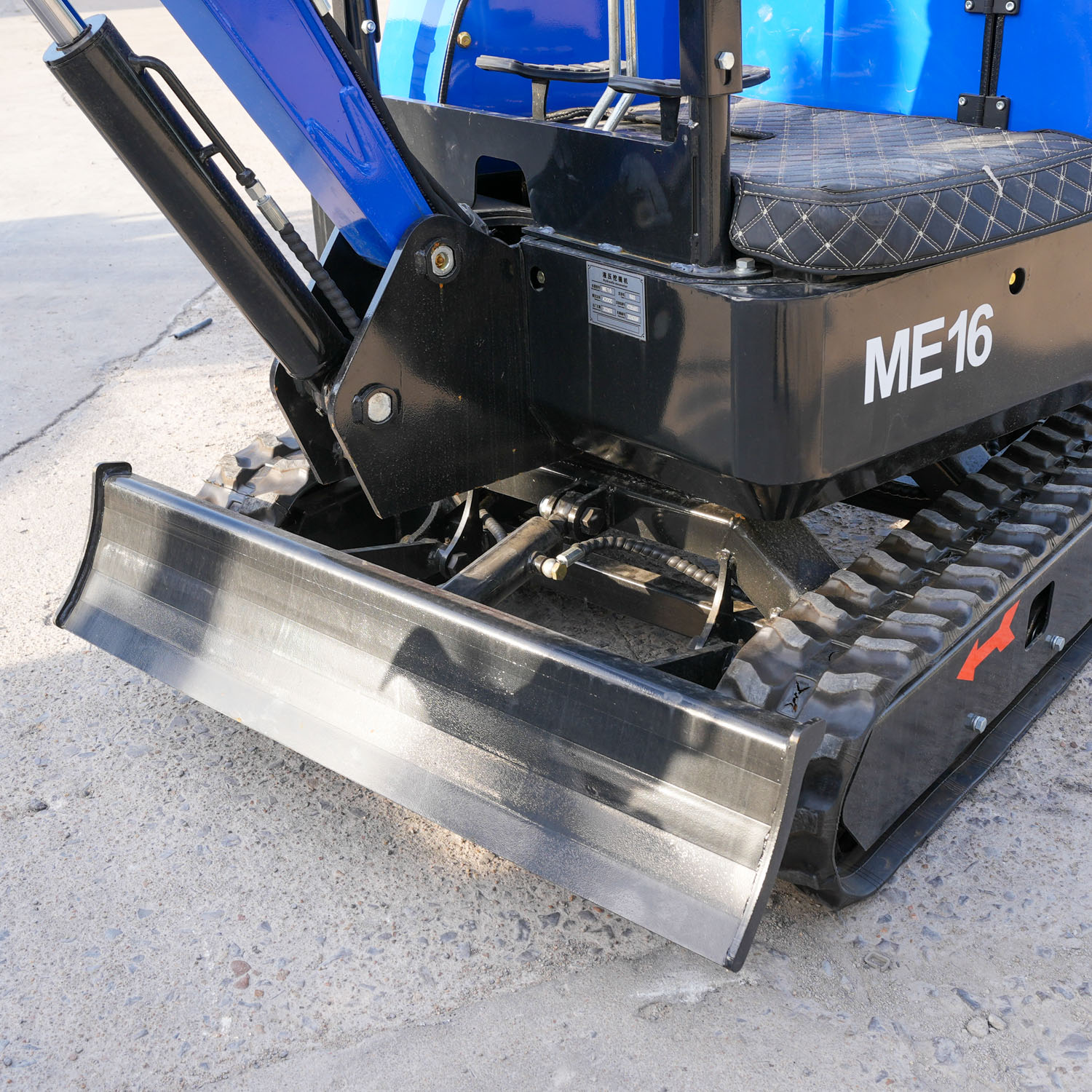 Miniexcavadora compacta con cubierta protectora (6)