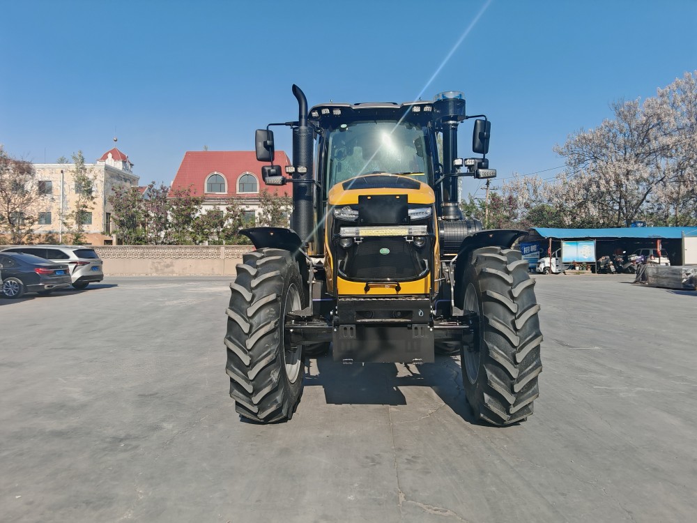 Tractor agr&iacute;cola amarillo industrial 150HP 4WD