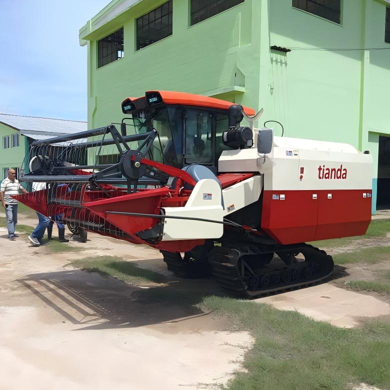 Cosechadora de orugas de goma para arrozales con cabina