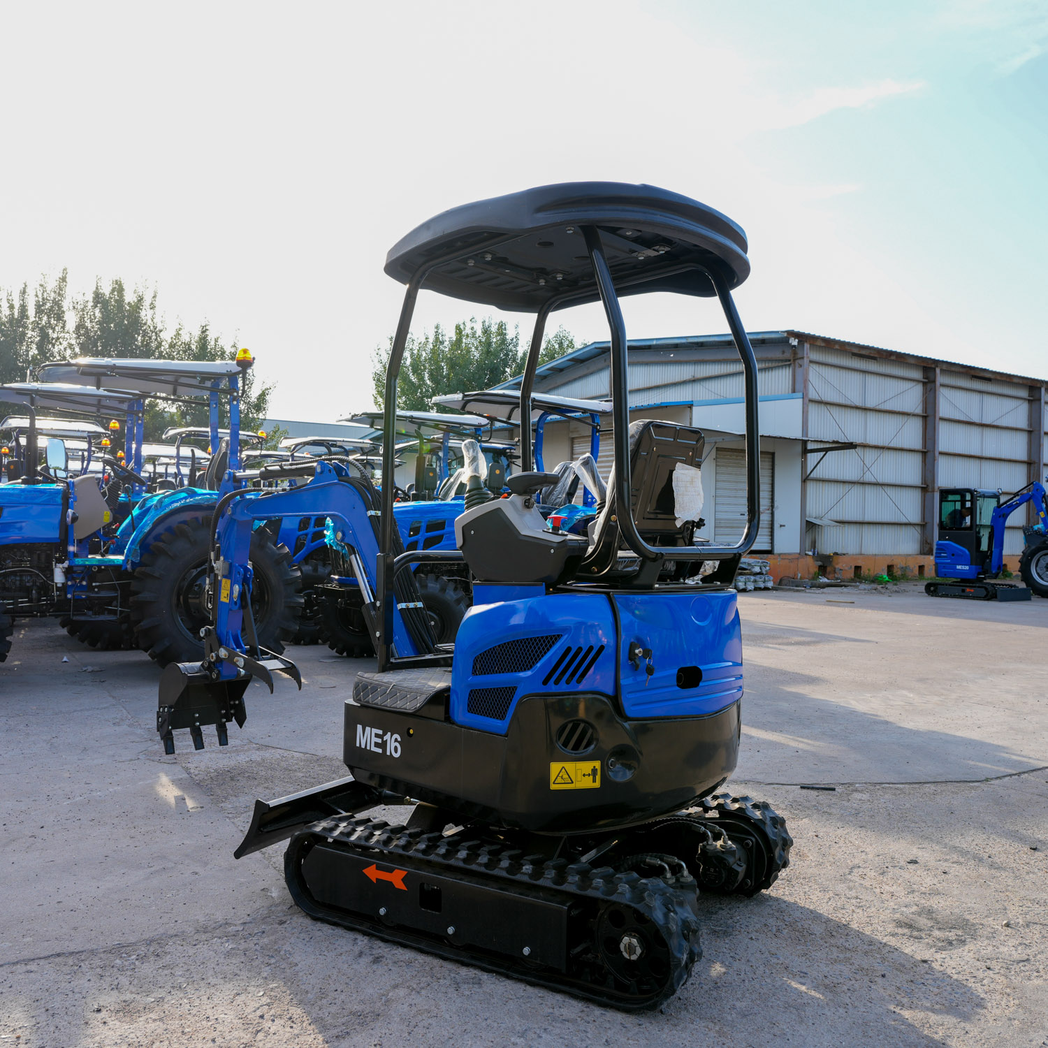 Miniexcavadora compacta con cubierta protectora (9)