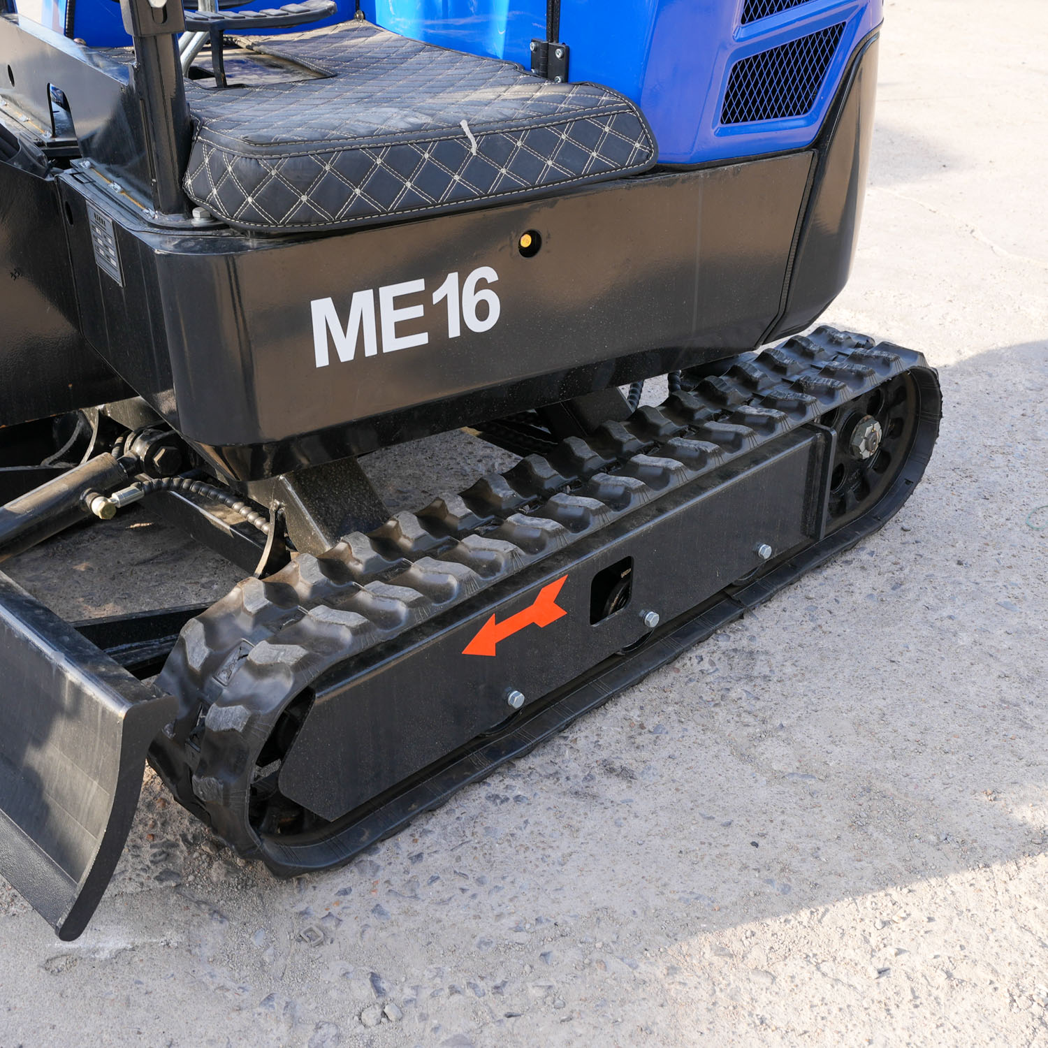 Miniexcavadora compacta con cubierta protectora (7)