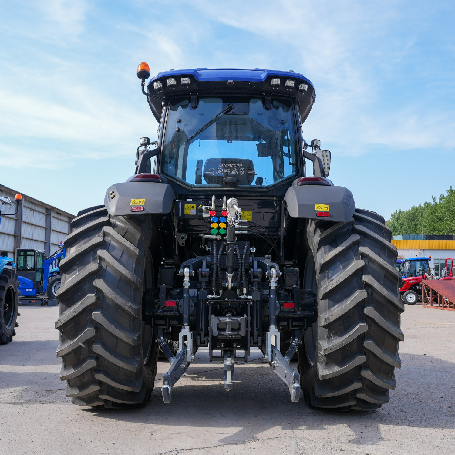 Tractor de cabina cerrado de gran potencia 4WD 180HP210HP260HP (1)