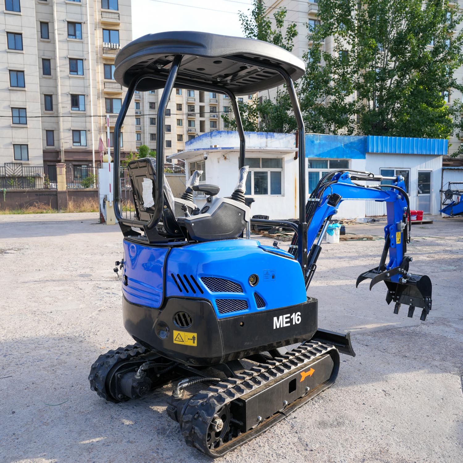 Miniexcavadora compacta con cubierta protectora (10)