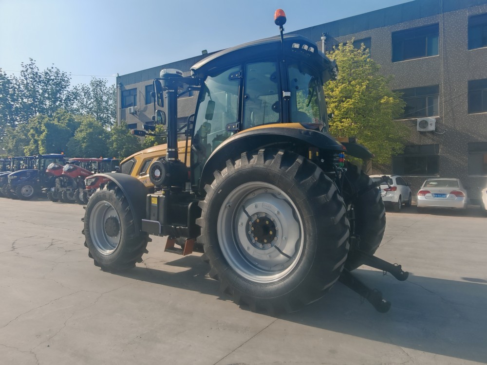 Tractor agr&iacute;cola amarillo industrial 150HP 4WD