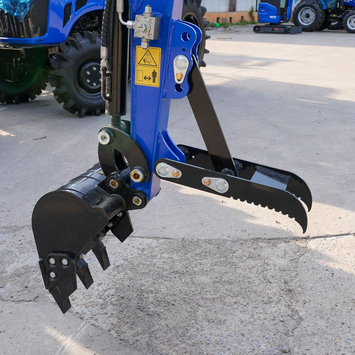 Miniexcavadora compacta con cubierta protectora (5)